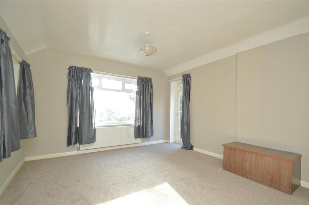 Lot: 215 - FREEHOLD DETACHED HOUSE IN ATTRACTIVE AND QUIET SETTING - The Living Room